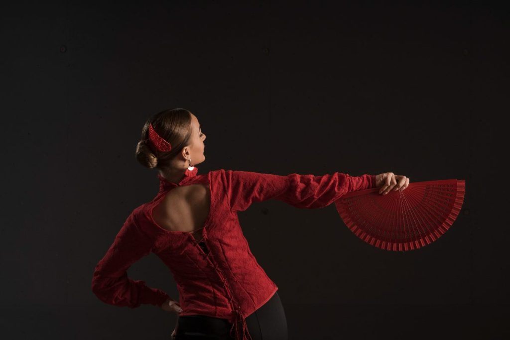 medium-shot-woman-dancing-with-fan